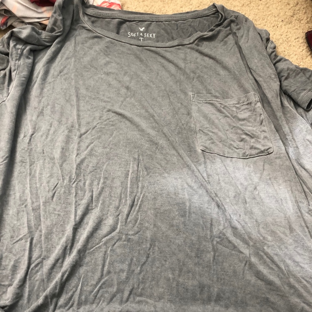 gray t shirt